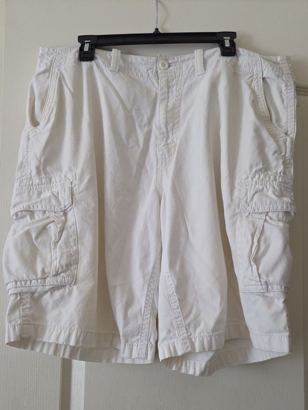 Arizona Jean Company White Cargo Shorts with Multiple Pockets